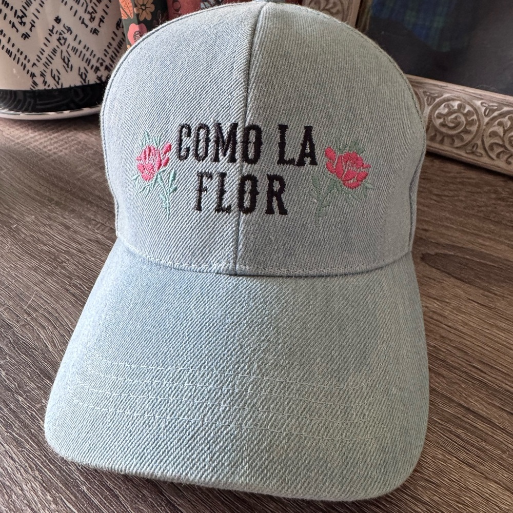 Como La Flor Light Blue Embroidered Baseball Cap